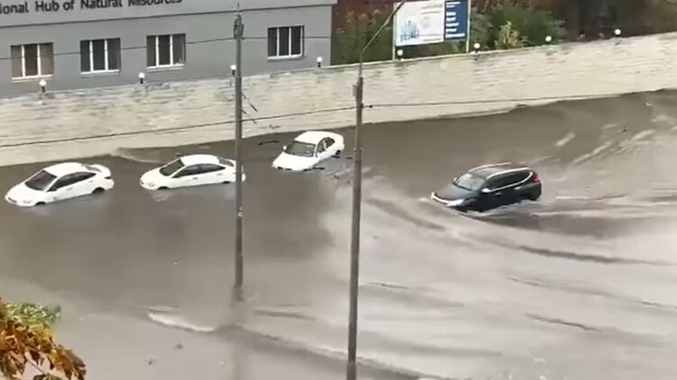 В Киеве начался потоп из-за ливня. Скриншот из видео