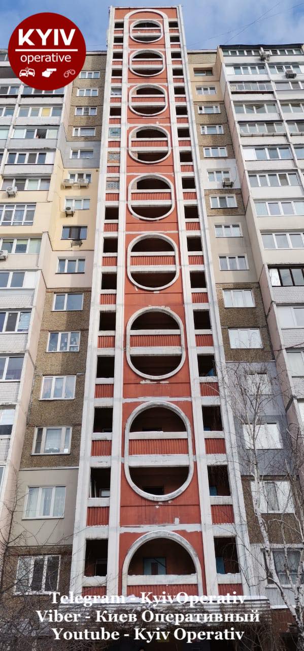 В Дарницком районе Киеве с балкона 16-го этажа выпала 15-летняя девочка