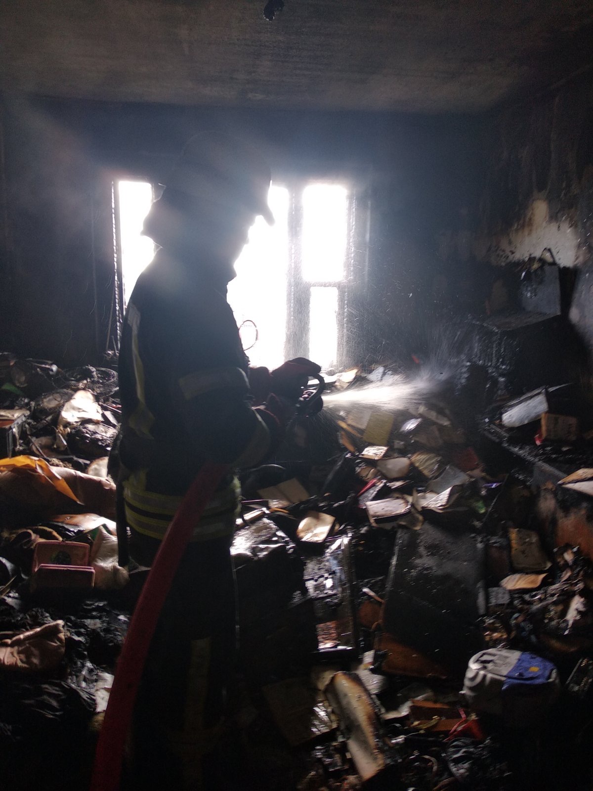 В Киеве загорелась квартира, пострадал мужчина. Фото: ГСЧС Киева