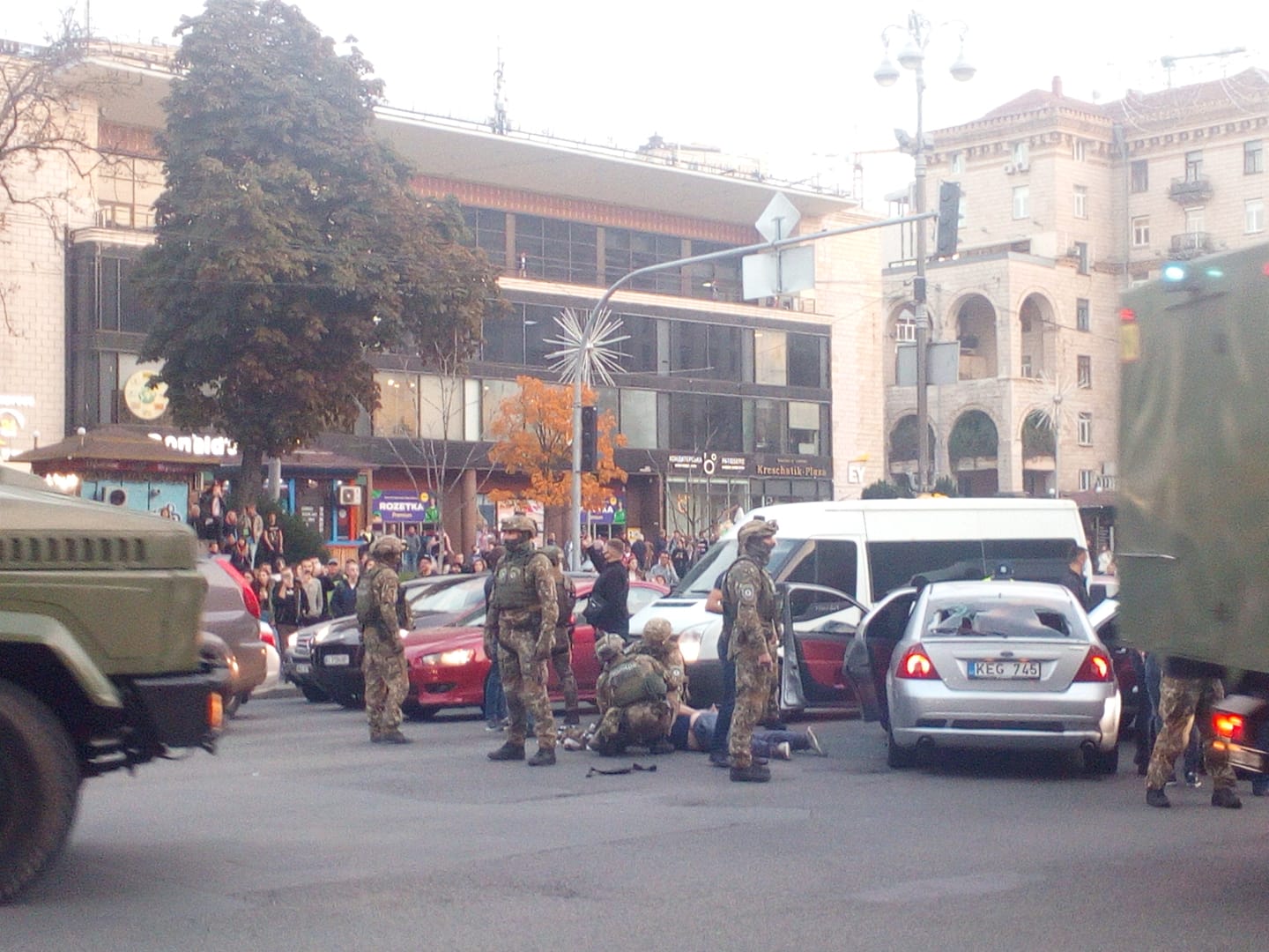В центре Киева спецназ провел задержание. Очевидцы сообщают о выстрелах. Фото: Фейсбук