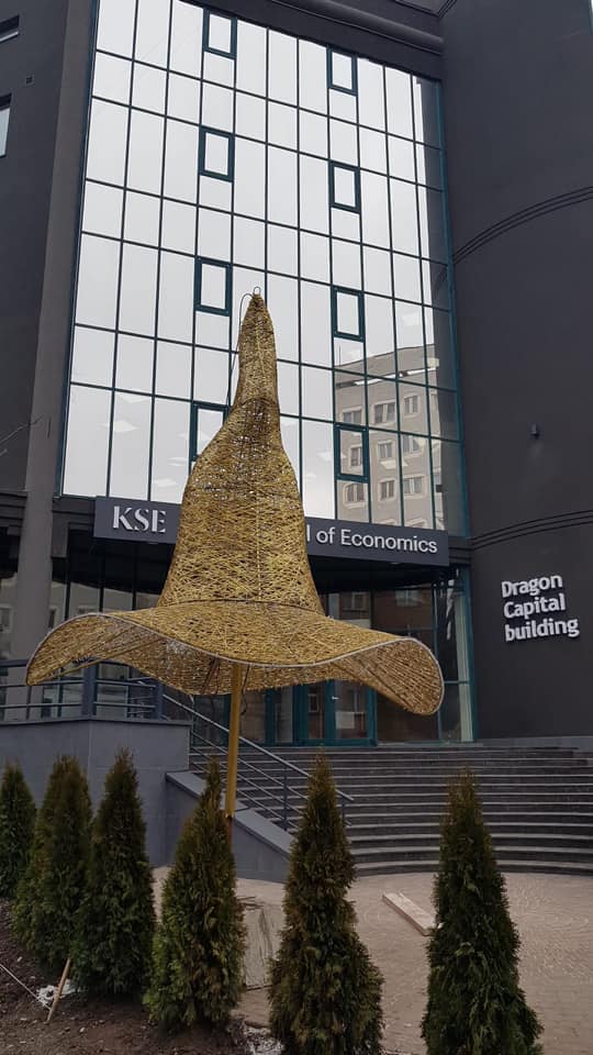 "Волшебная" шляпа с елки на Софийской площади теперь стоит под университетом Милованова. Фото: Фейсбук