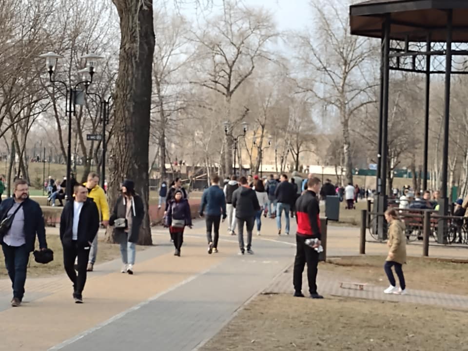 Парк "Наталка" в "красном" Киеве заполнили люди без масок. Фото: Фейсбук