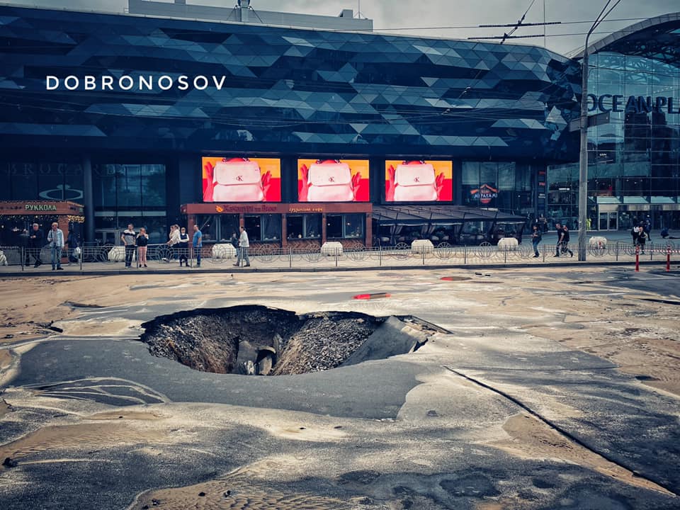 Возле ТЦ Ocean Plaza в Киеве из-за порыва трубы затопило проезжую часть. Фото: Доброносов