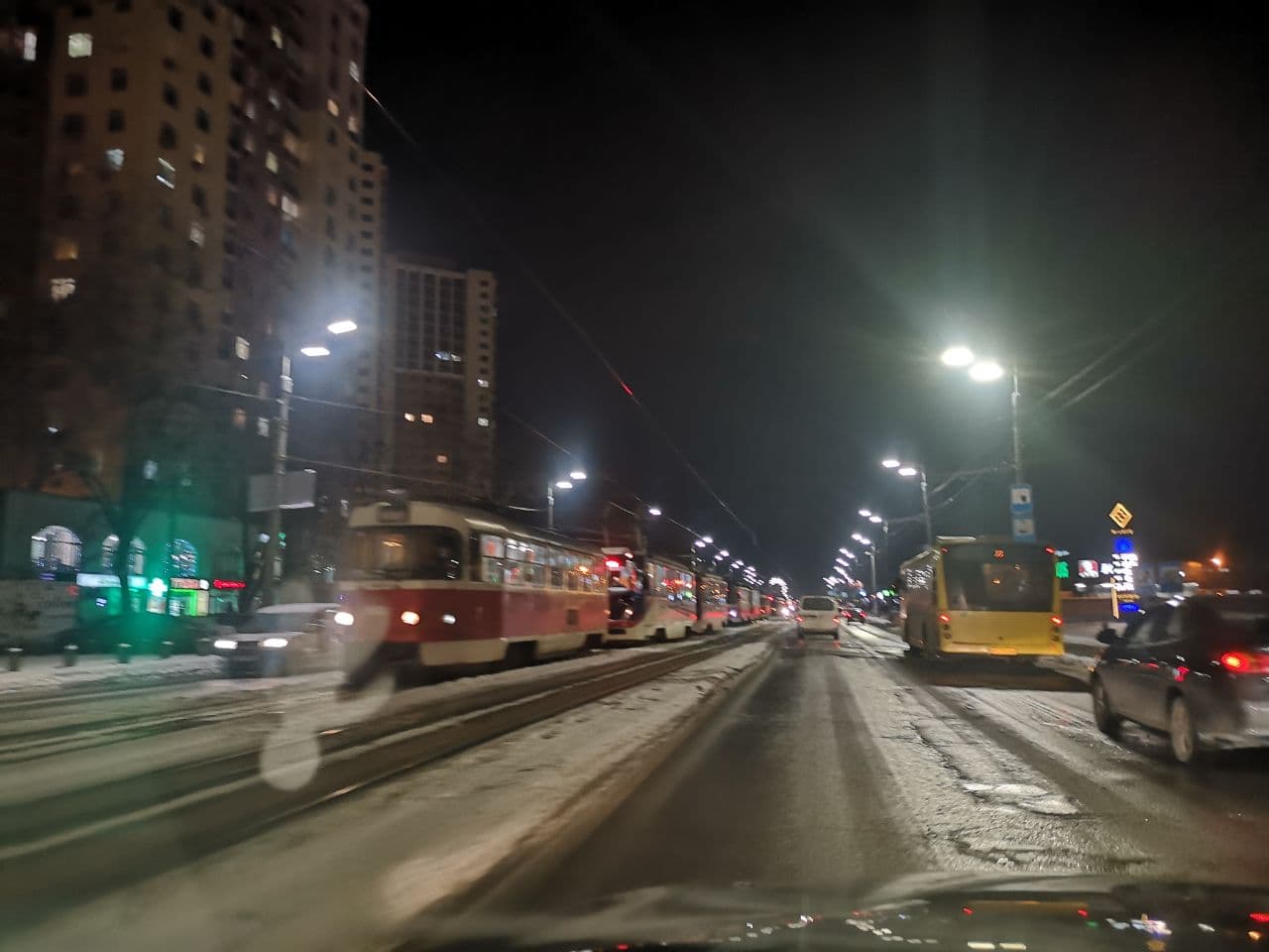 Левобережную часть Киева сковала пробка из трамваев. Фото: Страна