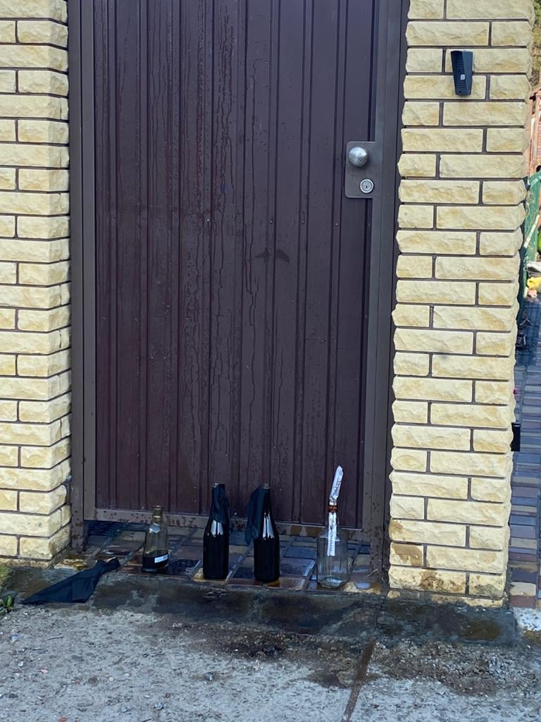 руководитель КП "Киевблагоустройство" заявил, что нашел у ворот своего дома бутылки с "коктейлями Молотова" и записку с угрозами