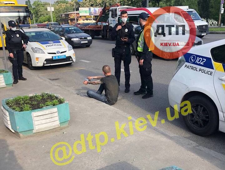 В Киеве на Нивках мужчина пытался совершить самоубийство и принял наркотики в авто полиции