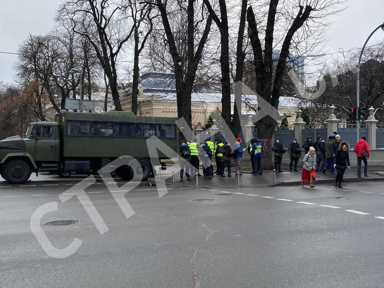 Под Радой в Киеве начался митинг противников вакцинации и карантина