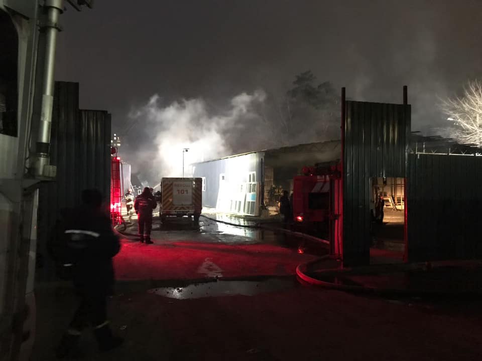 Пожар на складе в Киеве. Скриншот https://www.facebook.com/DSNSKyiv/