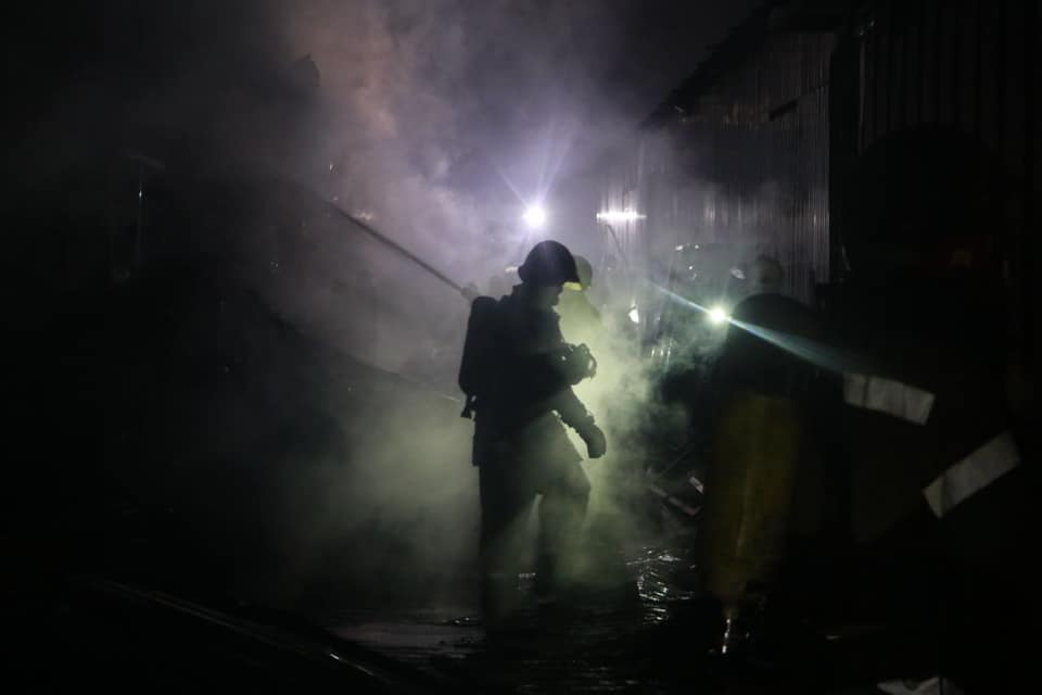 Пожар на складе в Киеве. Скриншот https://www.facebook.com/DSNSKyiv/
