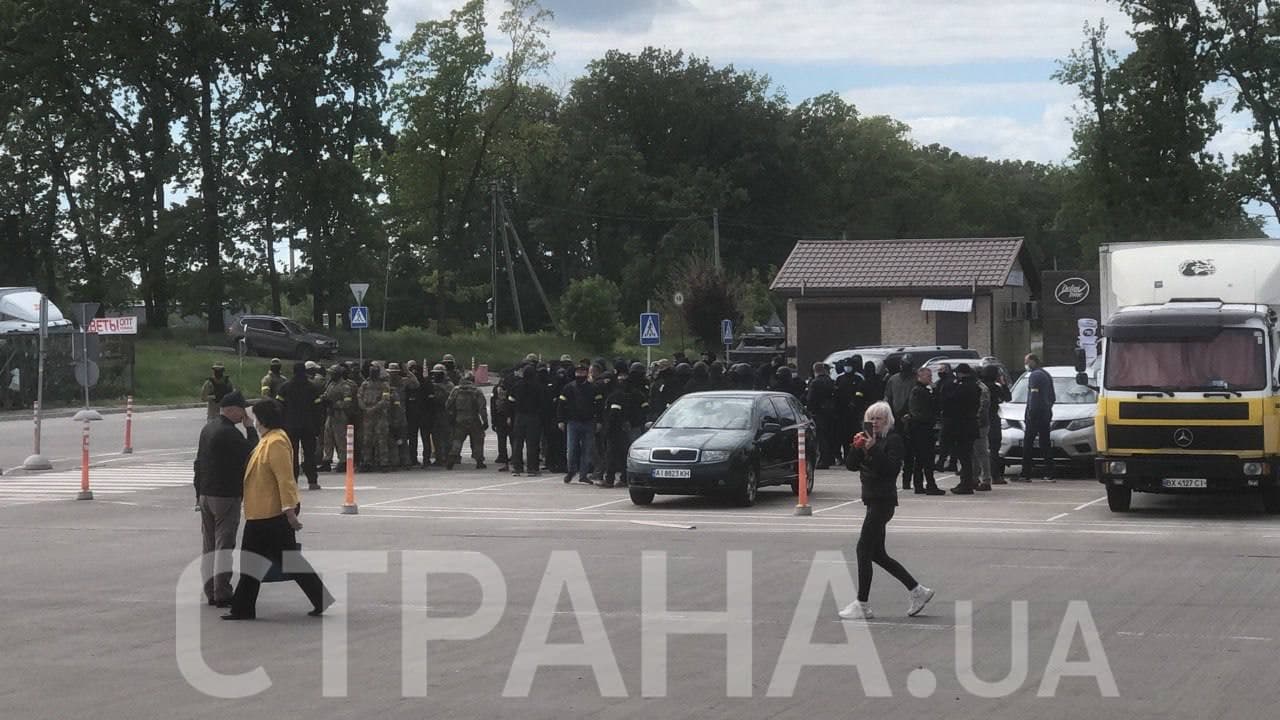 В киеве на рынке "столичный" неизвестные заблокировали работу рынка. Фото "Страны"