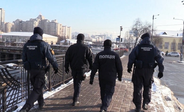 Несмотря на низкую температуру, водолазы погружались в водоем, а кинологи со служебными собаками тщательно обследовали прилегающие территории