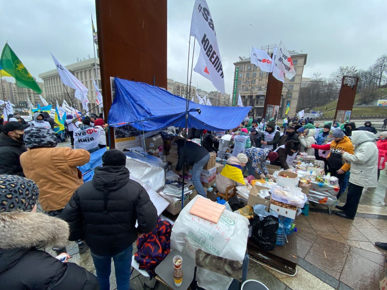 Палатки протестующие не устанавливали, но заметно растёт количество продовольственных запасов